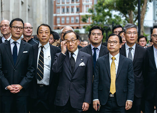 香港大律師公會7月24日發聲明，強烈譴責21日晚上元朗暴力事件。圖為6月6日香港法律界人士舉行「黑衣遊行」，反對修訂《逃犯條例》。（AFP）