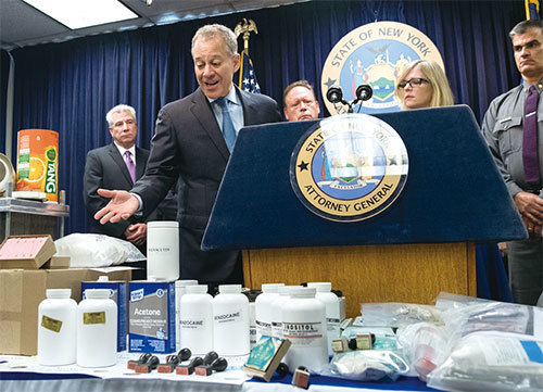 中共是美國非法芬太尼的主要來源，這種藥品去年導致超過7萬美國人死亡。圖為2016年9月23日，紐約州當局緝獲大量海洛因和芬太尼。（Getty Images）