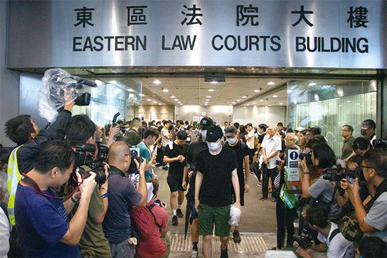 港府起訴7.28中上環衝突中被捕的44人暴動罪,案件7月31日在東區裁判法院提堂,大批市民到場聲援被告。(蔡雯文/大紀元)
