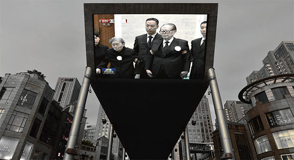 央視新聞聯播,江澤民和其夫人被架著進入李鵬喪禮會場,一眾政治老人卻未出席,顯示中共高層內部分歧嚴重。(AFP)