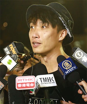 民陣召集人岑子杰晚上10時宣布集會人數，同時宣布已申請8月31日由遮打花園遊行至中聯辦。（廖小怡／大紀元）