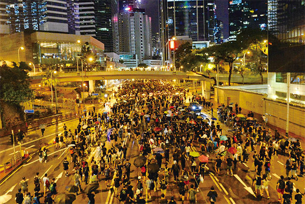 8月18日晚上，民陣發起的維園集會遊行在金鐘軒尼詩道。不少市民堅持等候進入維園集會，其後遊行到金鐘時已夜深。（宋碧龍／大紀元）