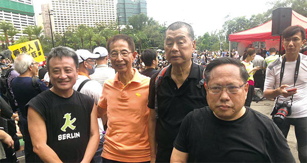 8月18日，資深大律師、「香港民主之父」李柱銘（左二）和壹傳媒創辦人黎智英（右二），前立法會議員、民主黨前主席、律師何俊仁（右一），資深銀行家吳明德（左一）一行參加維多利亞公園大集會。（梁珍／大紀元）