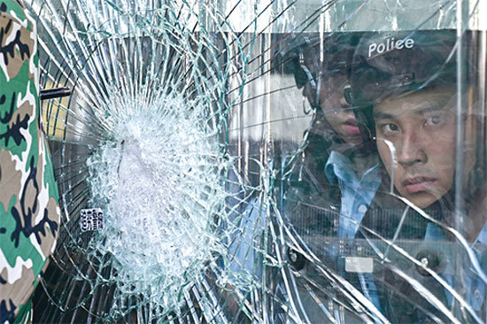 7月1日晚衝擊立法會事件中,有幾個人非常積極衝撞立法會大樓的玻璃,但當人們進入立法會後,那幾人卻不見了。這些人是否也是警方的「鬼」?(AFP)