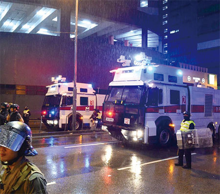 警方8．25首度出動兩部水炮車來回穿梭，至少發射兩次水炮。（宋碧龍／大紀元）