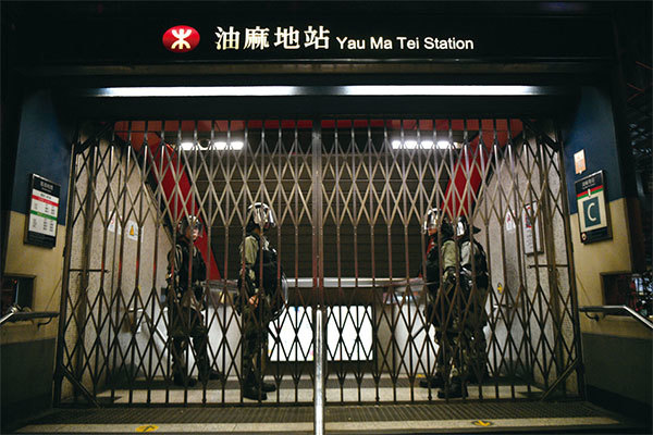 8月31日晚10時30分起,大批防暴警察與速龍小隊成員分別闖入港鐵旺角、油麻地和太子等站,甚至衝到月臺及車廂內暴打和拘捕示威者。(AFP)