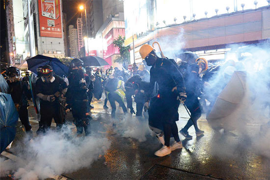 有目擊者稱,8.31當天扔汽油彈的「示威者」,大都背後有LED燈在閃爍。(宋碧龍/大紀元)