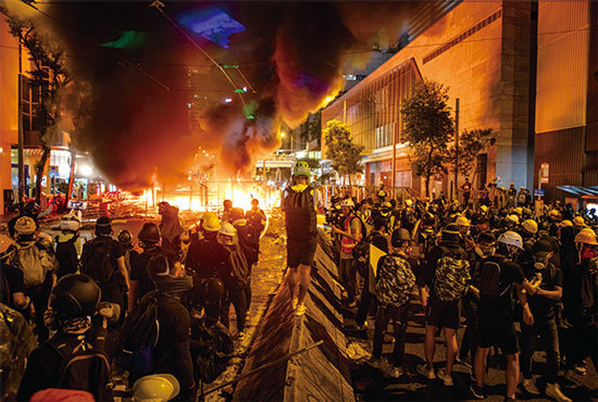 8月31日晚上,在灣仔有路障起火,燒了半個小時才有消防員到場撲滅。(余鋼/大紀元)