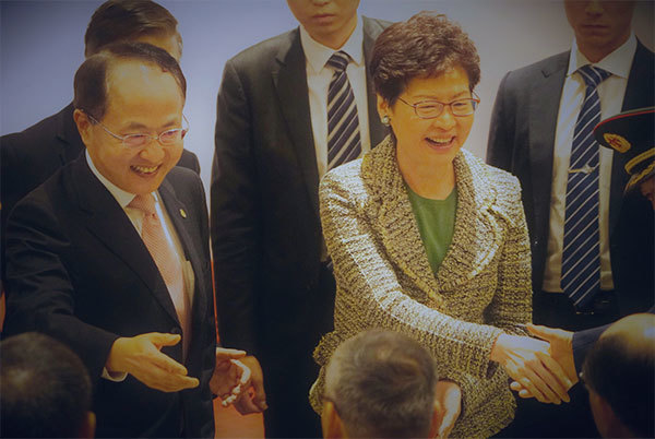 傳香港中聯辦主任王志民(左一)將離任。過去兩個多月來,中共對香港反送中運動文攻武嚇不斷,出動黑幫與警察暴力鎮壓。習近平醞釀對香港整個工作系統展開大檢討。(大紀元資料室)