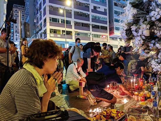 香港三個月來密集的離奇自殺案，港人認為其中不乏遭黑警虐殺後的「被自殺」案例。圖為9月20日晚上，港鐵太子站B1出口，民眾上香及獻花拜祭8．31亡魂。（黃曉翔／大紀元）