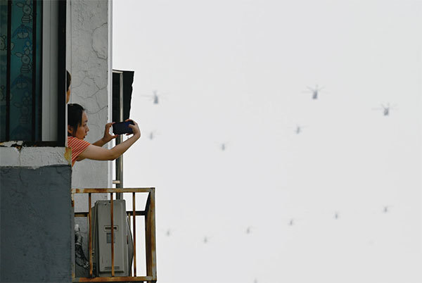 閱兵當天,整個北京城都籠罩在陰霾之中,並沒有出現「閱兵藍」。美國記者說,陰霾瀰漫遮住視線,只看到了飛往天安門方向的飛機!(AFP)