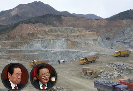 陸媒披露，羅干（右）家族搶價值29億礦山，洛陽市委書記孫善武調查此事，但被周永康（左）判死緩。2013年12月期間，羅干家族斂財惡行曾被百度解禁。（大紀元合成圖）