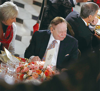 逃美的中國商人郭文貴說,美國富豪、共和黨重要金主阿德爾森(中)與中共搞得很近,要特朗普與中共和談。(Getty Images)