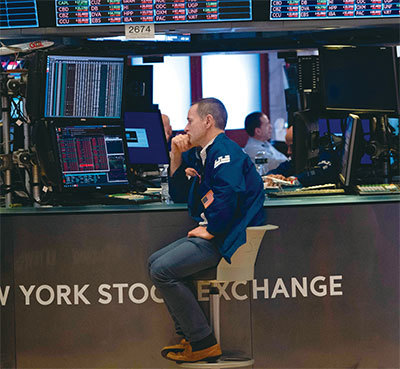 中國商人郭文貴認為,民主黨發動彈劾後,若美股往下跌,美國人只能恨民主黨,因此彈劾案恰恰是為特朗普解套。(AFP)