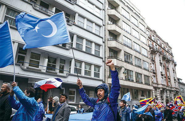 9月24日美國兩黨議員發起有關西藏政策的法案，以因應西藏人民的人權和宗教自由等問題。圖為2019年10月1日，維吾爾人在布魯塞爾抗議中共迫害人權。（AFP）