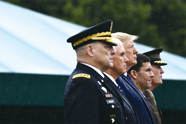 中共當局「十一」高調閱兵,釋放恐嚇信號。美總統特朗普、副總統彭斯、國務卿蓬佩奧、商務部長羅斯隨即密集發聲,強硬對抗中共。新任美軍最高將領馬克米利(左一)警告永遠不要低估美國的戰鬥力。(AFP)