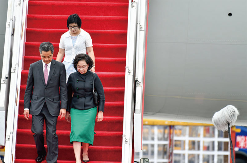 6月29日中午近12時,習近平專機抵港。梁振英接機不到40秒即被趕下,未能按慣例跟隨習之後下機。習在這一國際關注的場合,公開「打臉」梁振英。(Getty Images)