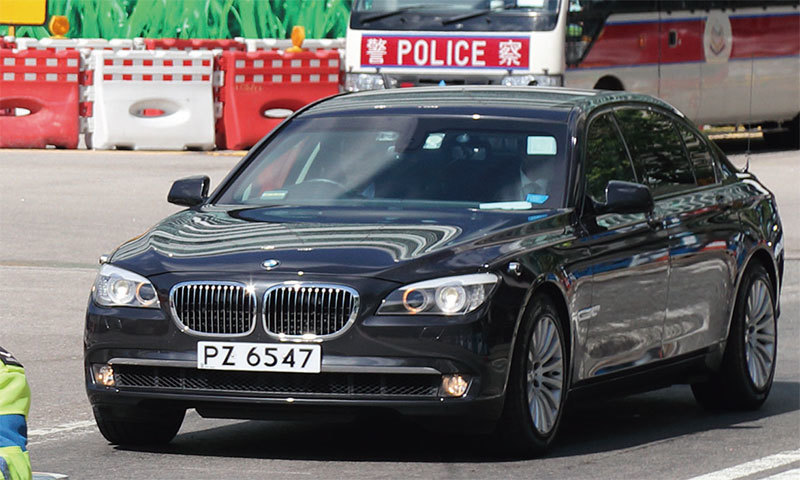習近平此次訪港期間,香港警方安保工作達到香港20年來最高級別。習所乘的座駕為香港警方提供的寶馬七系防彈車,能抵受炸彈爆炸、自動步槍近距離掃射等。(大紀元)