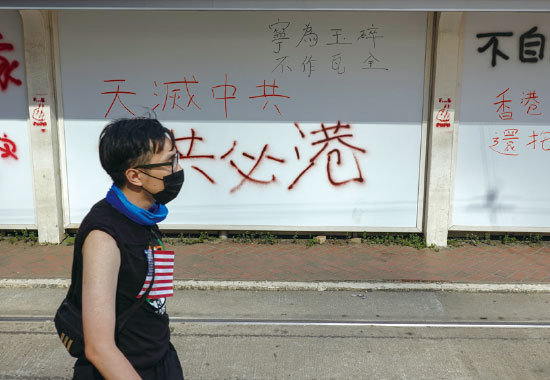 10月1日,香港市民經過灣仔、金鐘及中環。(余鋼/大紀元)