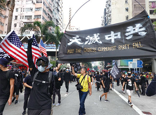 2019年9月29日,全球24個國家、65個城市舉行「全球連線-共抗極權」遊行,圖為遊行隊伍經過灣仔,示威者高喊天滅中共。(余鋼/大紀元)