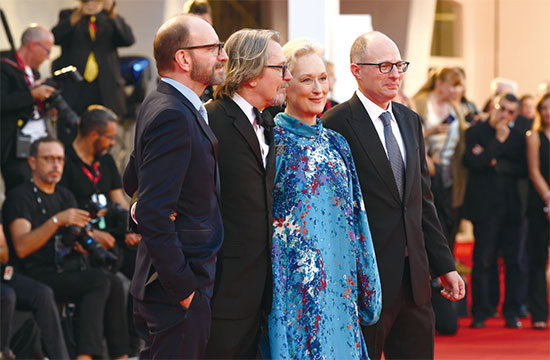 參與《洗鈔事務所》演出的好萊塢常青樹梅麗.史翠普(右二)9月1日在意大利威尼斯電影節上走紅地毯。(Getty Images)