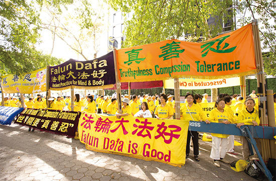 紐約部分法輪功學員於9月聯合國會議期間,在曼哈頓中城集會講真相,引起許多媒體報導。印度媒體說,僅因信仰就被迫害,完全不可思議。(戴兵/大紀元)