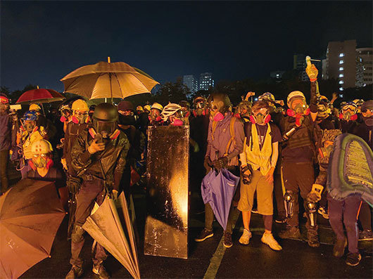 據知情人爆料,北京準備抓捕700多位反送中各個環節發揮重要作用的人。圖為2019年11月12日,捍衛香港中大校園的學生。(文瀚林/大紀元)