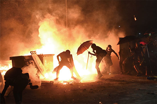 11月12日，香港中大校園硝煙滾滾，成為慘烈的戰場。（AFP）