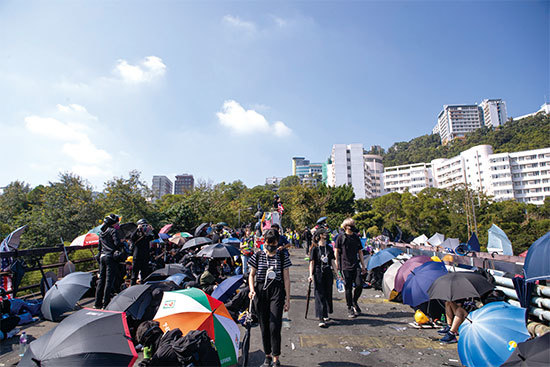 11月13日，警察闖進香港各大學校園，狂轟濫捕青年學生。學生日夜扺抗。圖為中大學生校園門口二號橋位置設置路障，阻擋警察進入校園。（余鋼／大紀元）