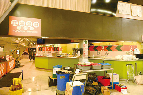 11月14日，香港中大食堂有義工幫忙處理伙食。（宋碧龍／大紀元）