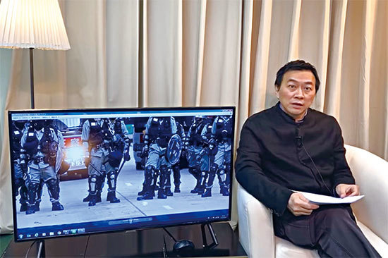 香港網媒852郵報報導指,港警穿戴合金製護膝配件,用膝蓋跪在抗爭者身上,易使抗爭者盤骨碎裂。(視頻擷圖)