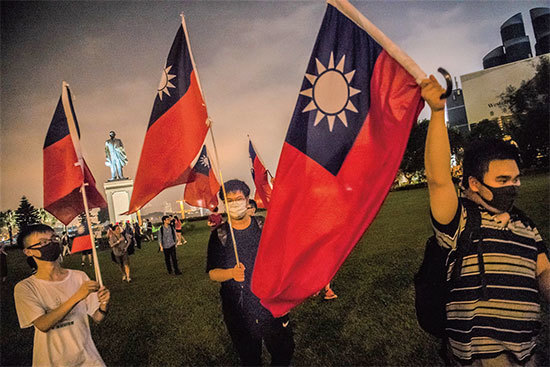 香港中山公園的孫中山銅像背對西九大蛇，毒蛇噬背。中共的陰謀家，用蛇妖來克制孫中山。圖為2019年10月10日中華民國國慶日，港民在中山紀念公園「向革命先賢致敬」。（Getty Images）