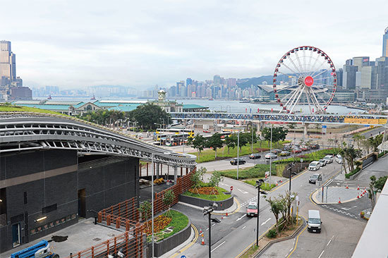 中環摩天輪和隔海相望貫穿西九高鐵站的毒蛇，以及中環灣仔繞道工程（吐霧大蛇）成為二蛇爭珠的格局。再加上灣仔會展中心的大龜加入爭奪，風水上形成「三魔搶珠」格局，香港永無寧日。（宋碧龍／大紀元）