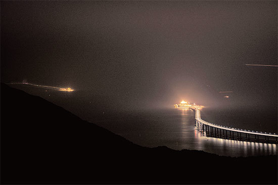 港珠澳大橋有兩個形似蛇頭的人工島，風水界說，這「兩蛇對沖」破壞了香港的風水。（AFP）