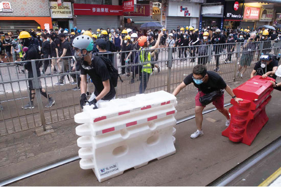 許多「和理非」抗爭者，因港府的不作為、港警的暴力對待，變成一名勇武派。圖為2019年7月27日，元朗大遊行。（余鋼╱大紀元）