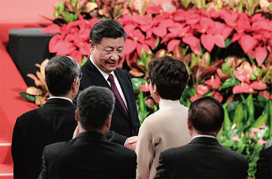 習近平澳門之行又見了林鄭。港媒評論說,北京要求林鄭在剩下的任期內完成《基本法》23條立法,是北京要讓林鄭壞事做到底,給下任特首掃清障礙。(AFP)