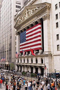 中共採取各種超限戰手法在西方搞金融滲透,如果西方財閥在關鍵時刻為了利益選擇投資澳門,中共或許就能在澳門另建金融中心?圖為紐約華爾街證交所。(戴兵/大紀元)