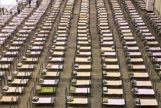 2月3日晚,武漢新設立「方艙醫院」,上千張床火柴盒一般緊挨著,被戲稱骨灰盒。(AFP)