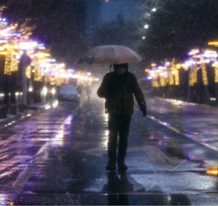 2019年天象巨變,港人戴上面罩頭盔,播下火種,點燃了「天滅中共第一把大火」。半年後,血性的武漢人接過了這把火種。圖為2月15日武漢街頭。(AFP)