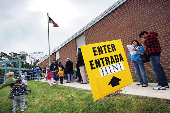 上一次被世衛定性為全球大流行的疫症H1N1人類豬流感。圖為2009年排隊等候注射H1N1疫苗的美國民眾。(Getty Images)