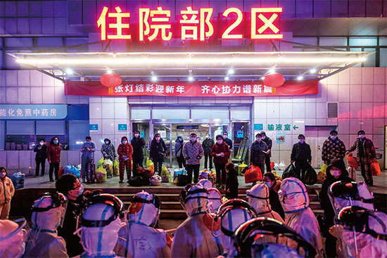 返工潮可能引爆新一波疫情,專家估計疫情峰值或在3月底到5月底之間到來。圖為染疫者3月3日等候從武漢市第五醫院轉移到雷神山醫院。(AFP)