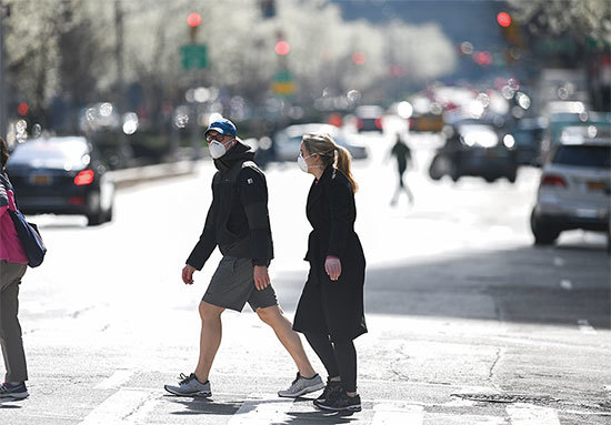 國際兩大頂級期刊《自然》(Nature)和《科學》(Science)同時警告稱,中共肺炎在全球大爆發恐怕已不可避免!圖為3月18日紐約市街頭。(AFP)
