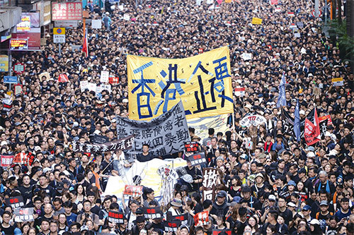2019年默克爾訪華恰逢香港「反送中」三個月,是否或如何表達中共在香港破壞人權備受關注。圖為2019年6月16日200萬港人上街「反送中」遊行。(宋碧龍/大紀元)