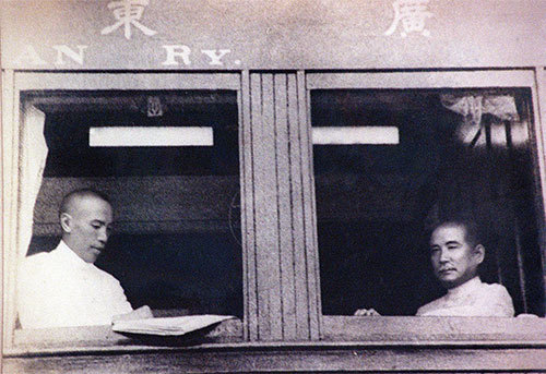 1923年4月20日國父督師北伐與參謀長蔣介石在廣州火車上留影。(AFP)