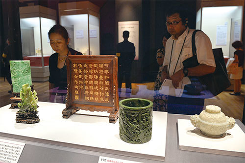 當年大撤退時,國民政府帶來了珍貴的故宮文物,加上蔣介石的中華文化復興運動,賦予臺灣故有倫理的底蘊。圖為臺北故宮博物院文物展。(AFP)