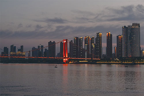 解封後的武漢,1000萬居民的城市看不到人,夜晚,一棟棟大樓漆黑一片,沒有幾戶人家燈是亮著的。(AFP)