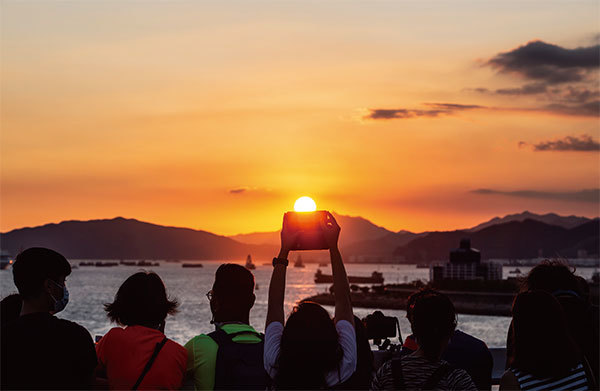 袁弓夷鼓勵港人不用怕，有全世界最強大的國家美國在支持，將來大陸自由之後，香港要起領導作用。圖為6月12日香港日出。（AFP）