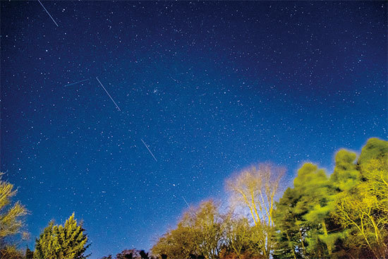 2020年4月21日晚,馬斯克的SpaceX公司一次性發射了60顆星鏈衛星,幾十顆異常閃亮的星星排成一列,像小火車一樣匆匆劃過夜空。(AFP)