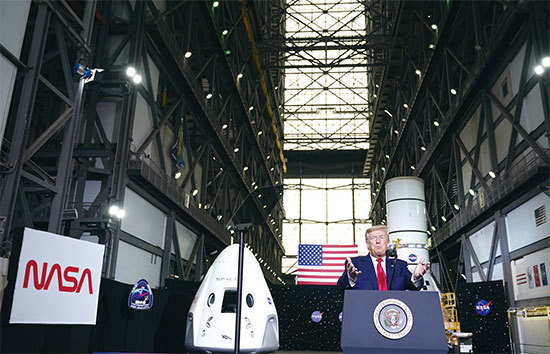 5月30日,SpaceX成功將美國太空人送入軌道,到場觀禮的美國總統特朗普說:「今天的發射指明商用太空產業將是未來。我們很快會登陸火星,並擁有史上所能想像的最強大武器。」(AFP)