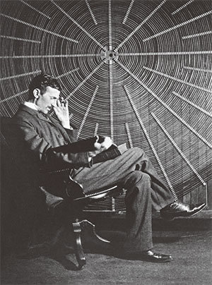 發明家尼古拉.特斯拉(Nikola Tesla,1856-1943)是電子工程學的先驅,也是無線電學的先驅。他最重要的發明是交流(AC)電。(公有領域)